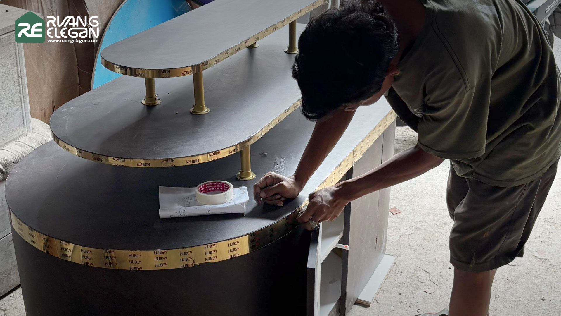 Proses pembuatan meja display custom untuk coffee shop bandara oleh Ruang Elegan Jakarta Timur