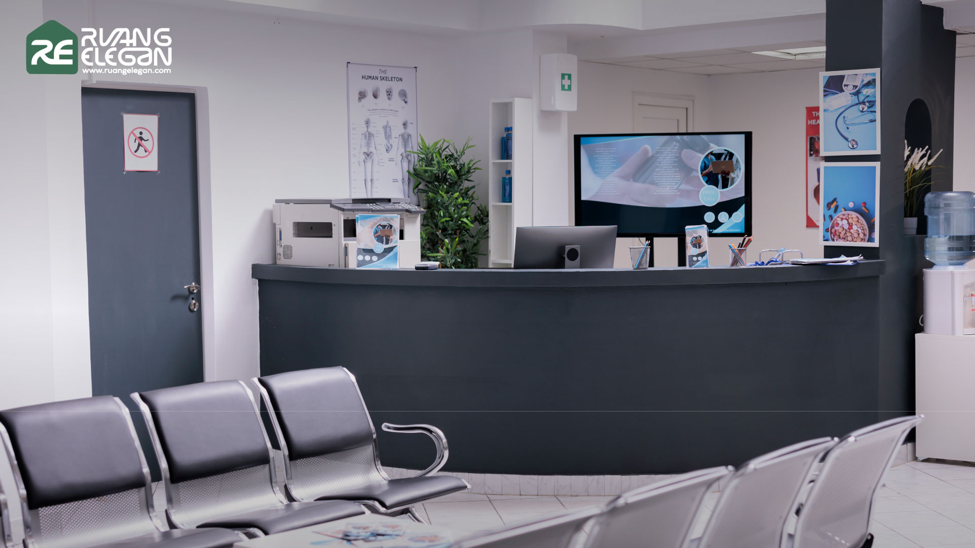 Desain interior klinik modern dengan furniture custom dari Ruang Elegan Jakarta, cocok untuk klinik, kantor, rumah, apartemen, laundry, dan coffee shop