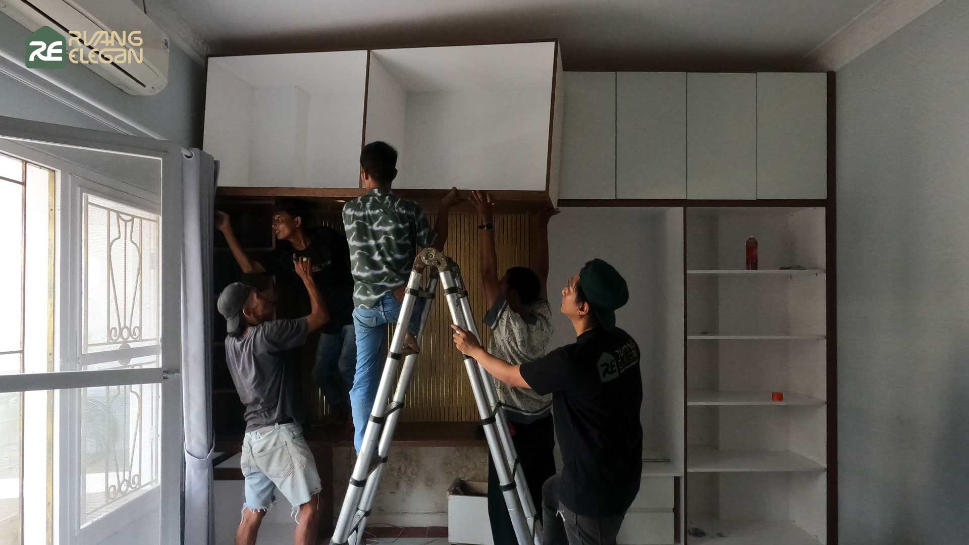 Proses-pemasangan-lemari-custom-jakarta-ruang-elegan.